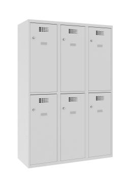 Ein lichtgrauer Fächerschrank mit drei Abteilen und sechs Fächern mit jeweils einer Tür. Alle Türen sind geschlossen. Der Schrank steht vor einem weißen Hintergrund.